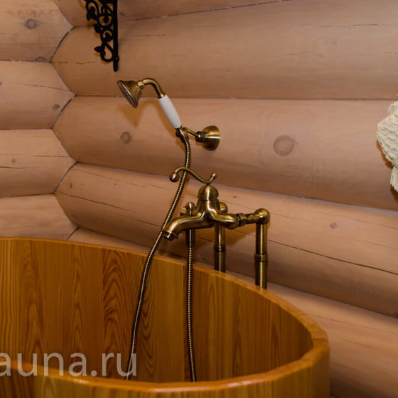 Баня в п. Федоровка из сосны "Pino premio". Помывочная и парилка в бане с измененным освещением