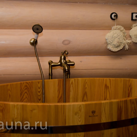 Баня в п. Федоровка из сосны "Pino premio". Помывочная и парилка в бане с измененным освещением